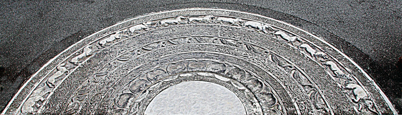 The moonstone at the foot of the shrine hall steps